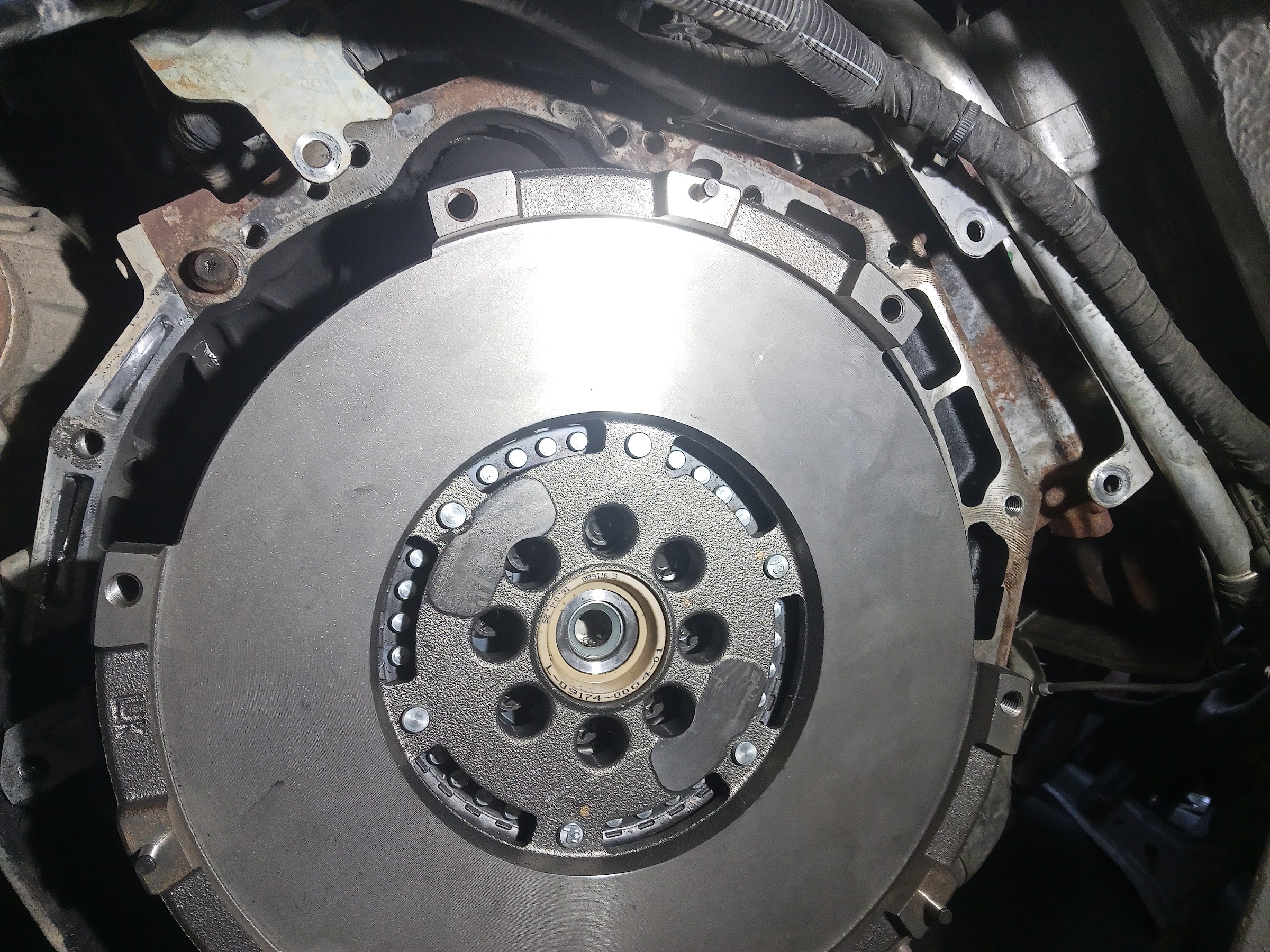 Componente de motor diesel pesado em oficina moderna, iluminação clara destacando a engenharia de precisão