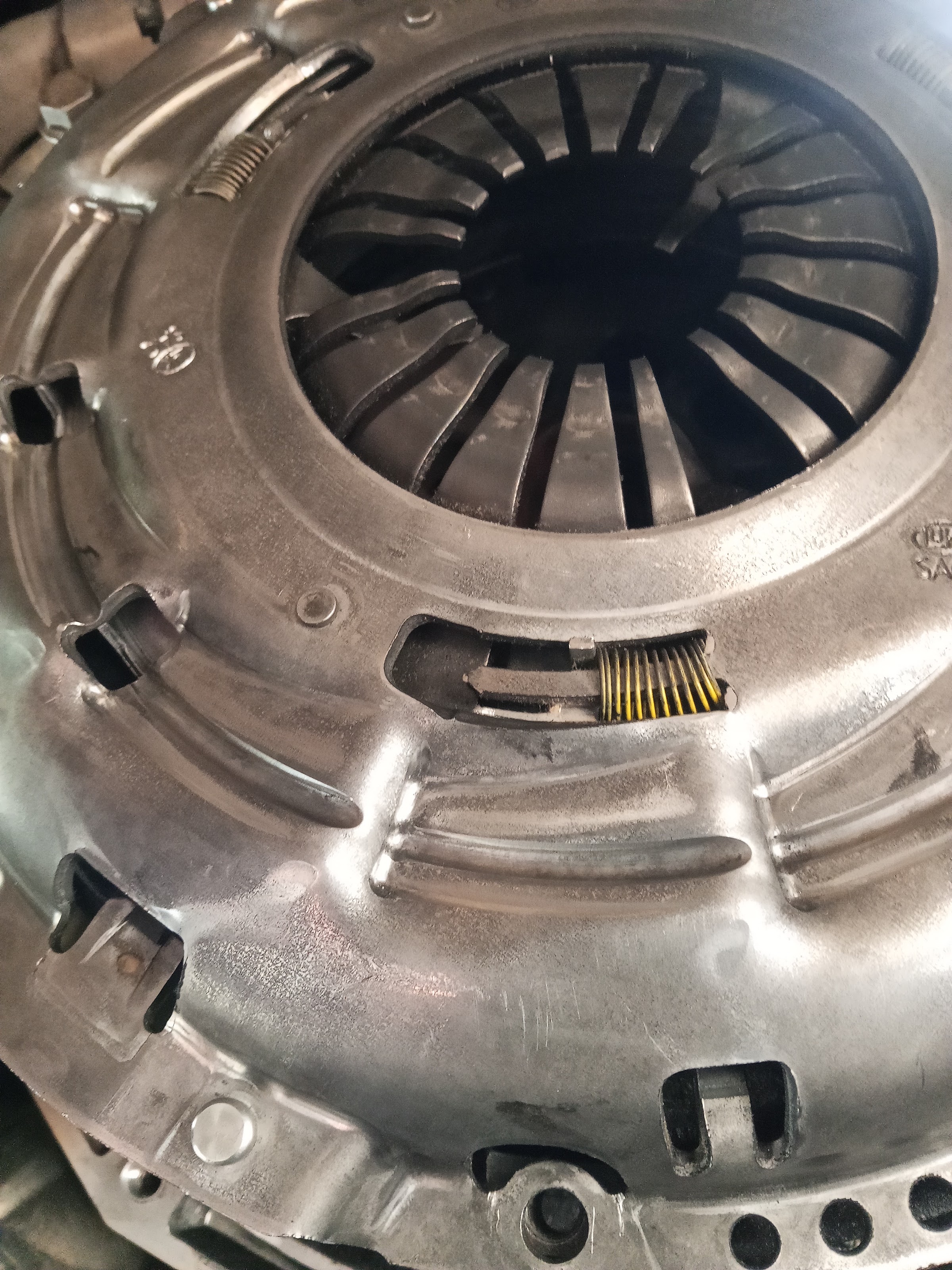 Tela de laptop com gráficos de telemetria de motor diesel em bancada de oficina